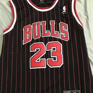 Men’s bulls jersey